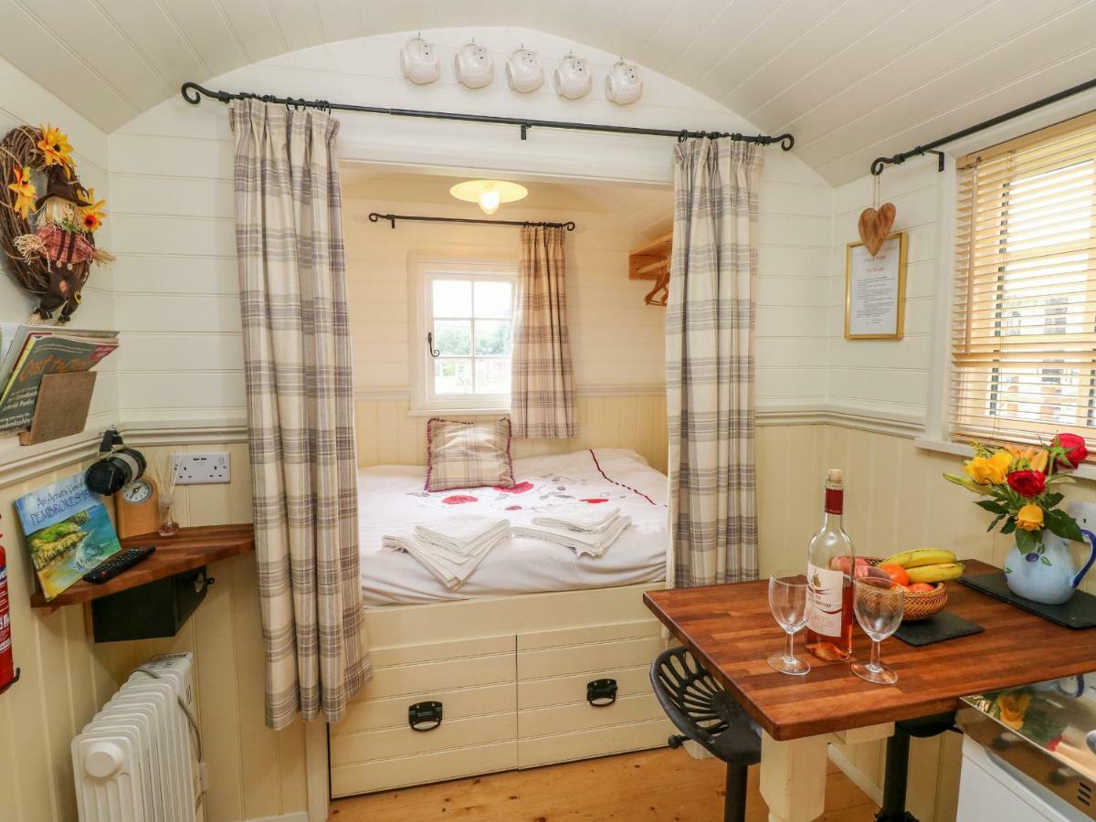 Shepherds Hut - The Crook Milford Haven Ngoại thất bức ảnh